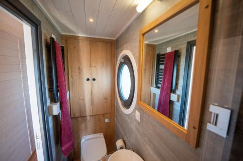 Vannituba majutusasutuses Hausboot Miami Woma D13