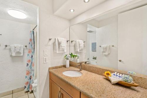 Ένα μπάνιο στο Papakea D108 · PK D108 Spacious Condo at BeachFront Resort
