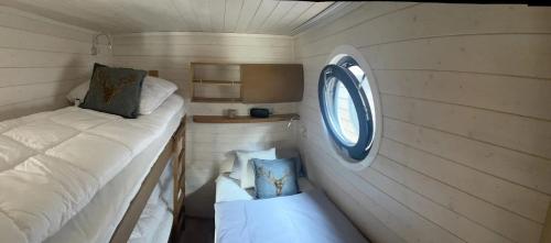 Una cama o camas en una habitación de Stilvolles Hausboot Enjoy Woma D13