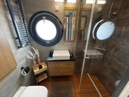 Un baño de Stilvolles Hausboot Enjoy Woma D13