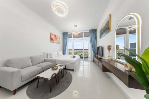 Χώρος καθιστικού στο StayShort - Studio in Damac Hills Sleeps 2 with Balcony