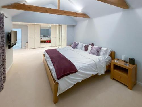 Giường trong phòng chung tại 5 Bed in Langton Matravers oc-p33853