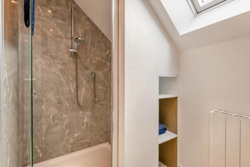 een badkamer met een douche met een glazen deur bij 1 Bed in Abbeydore oc-l29485 in Abbey Dore