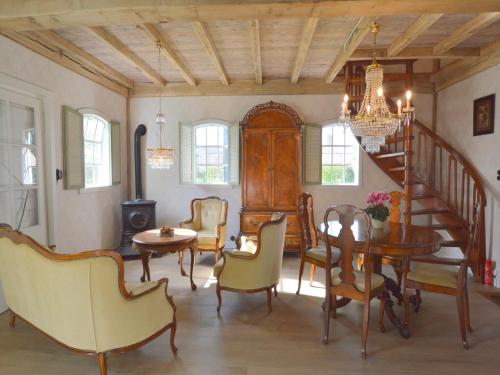 ein Esszimmer mit Tisch und Stühlen und einem Kronleuchter in der Unterkunft Cozy holiday home in Volkel with Sauna in Volkel