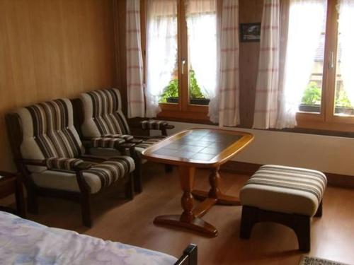 een woonkamer met twee stoelen en een salontafel bij Bauernhaus Bleiche in Rohrbach