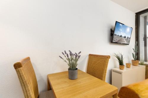a dining room with a table and chairs at Marina Wendtorf Hafenblick in Wendtorf