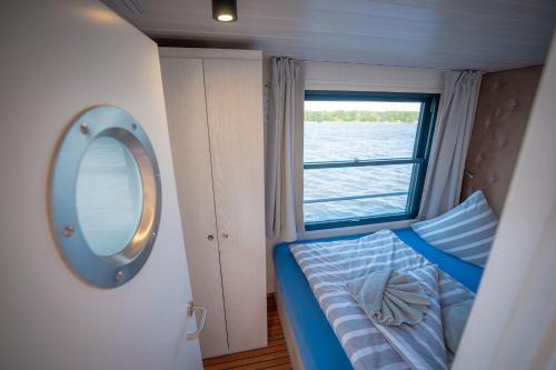 Ένα ή περισσότερα κρεβάτια σε δωμάτιο στο Hausboot Frigga Woma D13