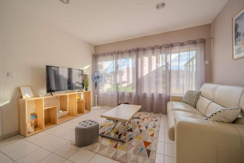 エオレにあるSunset Aparthotel Kiwi Residenceのソファとテレビのあるリビングルーム