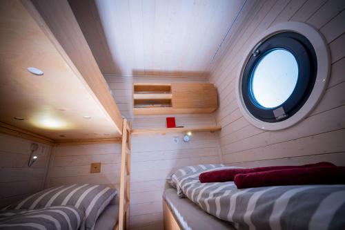 Ένα ή περισσότερα κρεβάτια σε δωμάτιο στο Hausboot Ariella Woma D13