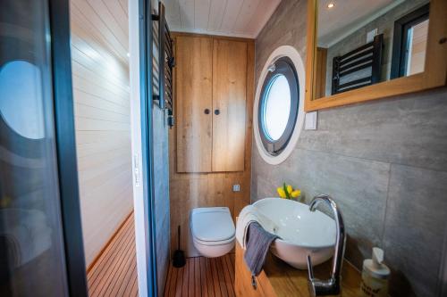 Ένα μπάνιο στο Hausboot Ariella Woma D13