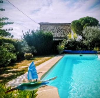 Bazén v ubytování Sud France Petite maison de charme avec piscine, Jaccuzi et clim nebo v jeho okolí