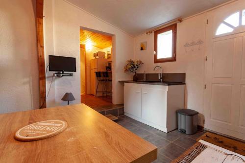 Køkken eller tekøkken på charmante maisonnette & jardin non clos proche forêt