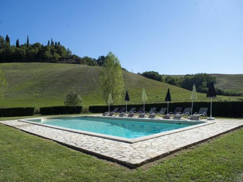 Villa in Tuscany near Medieval Ghizzanoの敷地内または近くにあるプール