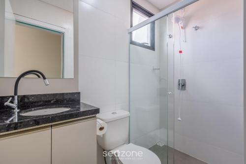 皮萨拉斯Casa c/ Churrasq. a 500 m da Praia CGE0003的带淋浴、马桶和水槽的浴室