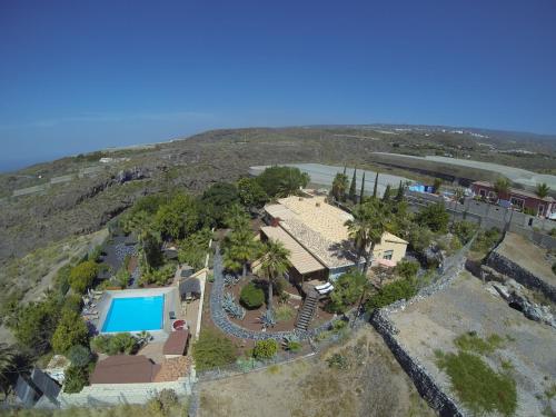 ギア・デ・イソラにあるFerienwohnung In Guía De Isora, Teneriffaのプール付きの家の航空写真