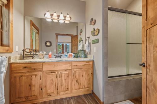 un bagno con lavandino e doccia di 7114 Tribal Camp Ln a Rockford Bay