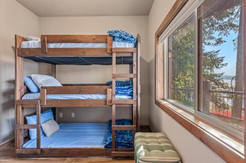Camera con letto a castello, 2 letti a castello e finestra. di 7114 Tribal Camp Ln a Rockford Bay