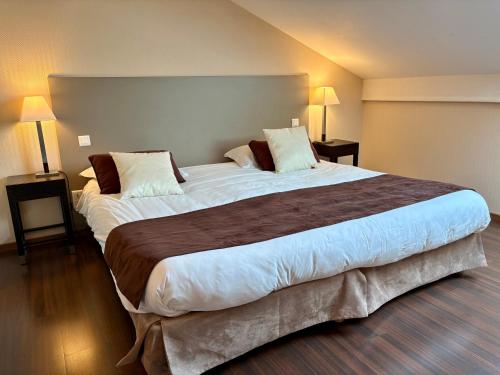 Postel nebo postele na pokoji v ubytování Logis Hôtel Restaurant de Bas