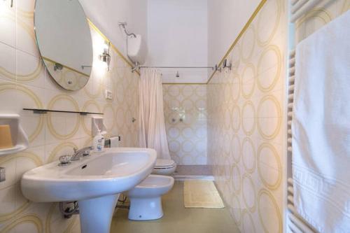 ガラトーネにあるIl Giardino casa vacanzeのバスルーム(洗面台、トイレ付)