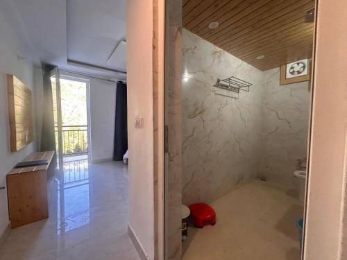 una stanza con un muro in costruzione di A Hotel & Restaurant a Mussoorie