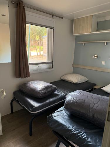 Postel nebo postele na pokoji v ubytování Camping carry le rouet Lou Soulei