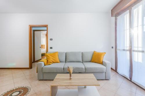 un salon avec un canapé et une table dans l'établissement Parking & Free WiFi - Functional apartment, à Modène