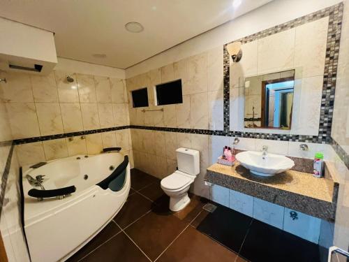 Koupelna v ubytování Casa moderna com piscina e edicula em Ciudad Del Este PY