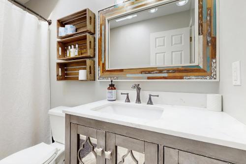 un bagno con lavandino e specchio di Casa Amarilla ad Arden