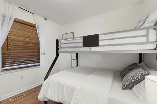 una camera da letto con due letti a castello e una finestra di Casa Amarilla ad Arden