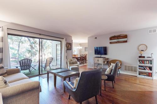ein Wohnzimmer mit Sofa und Tisch in der Unterkunft Racquet Club Villas 2327 in Hilton Head Island
