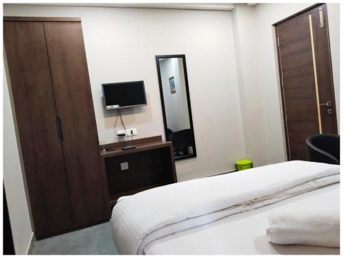 ein Hotelzimmer mit einem Bett und einem Spiegel in der Unterkunft HOTEL JEET DIGHA- Sea Beach Prime Location #400M New Digha Beach #Luxurious #Restaurant in Digha