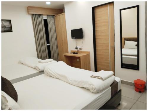 ein Hotelzimmer mit zwei Betten und einem Spiegel in der Unterkunft HOTEL JEET DIGHA- Sea Beach Prime Location #400M New Digha Beach #Luxurious #Restaurant in Digha