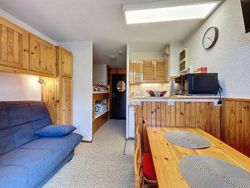 un salon avec un canapé et une table dans une pièce dans l'établissement Studio Résidence des Montagnes by Interhome, à Bellevaux