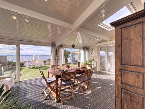 卡诺海滩Holiday Home Les cabanes de Pérols by Interhome的门廊上的用餐室配有桌椅