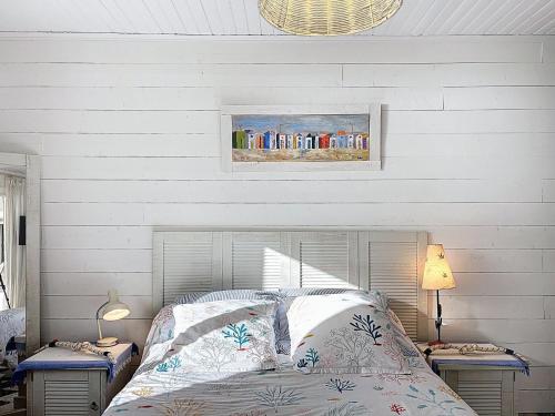 卡诺海滩Holiday Home Les cabanes de Pérols by Interhome的一间卧室配有一张床和两张带台灯的桌子。