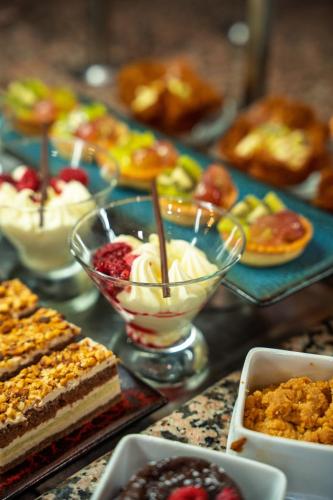 uma mesa repleta de tigelas de sobremesas e outros alimentos em Verdi Tunis Beach Resort em Gammarth