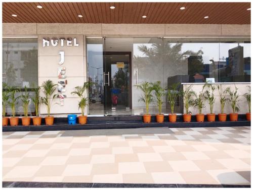 HOTEL JEET DIGHA- Sea Beach Prime Location #400M New Digha Beach #Luxurious #Restaurant في ديغا: فندق يوجد به نباتات الفخار أمام متجر