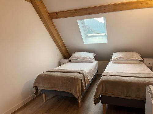 Postel nebo postele na pokoji v ubytování Le Vieux Bourg Apartment 3, Modern 2 bedroom Apartment