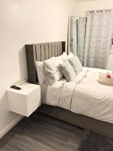 Giường trong phòng chung tại Irenic Luxury Rentals