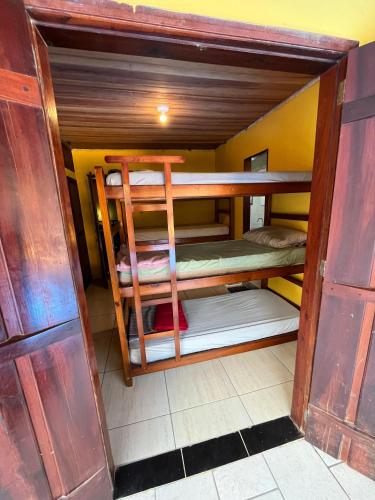 a small room with bunk beds in a house at Hostel da Luna in Paraty