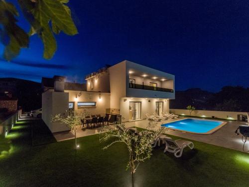 Holiday Home Zlatne NiTi by Interhome