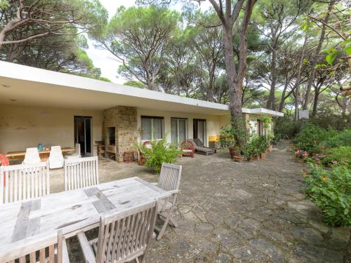 une maison avec une table et des chaises dans la cour dans l'établissement Holiday Home Engel by Interhome, à Casa Mora