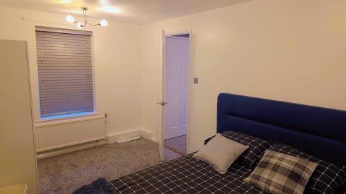 Ένα ή περισσότερα κρεβάτια σε δωμάτιο στο Cosy newly refurbished home away from home