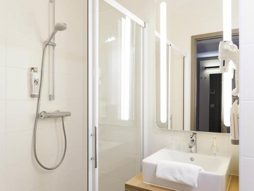 Koupelna v ubytování ibis De Haan