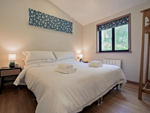 Porthtowanにある2 Bed in Porthtowan 93315のタオルが敷かれた大きな白いベッドのある寝室