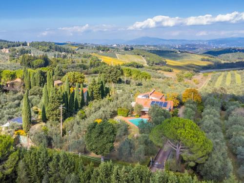 une vue aérienne d'une maison dans un vignoble dans l'établissement Holiday Home Al Canaiolo by Interhome, à Impruneta