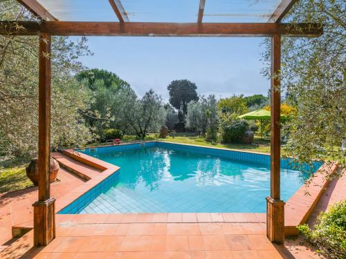 une piscine extérieure avec une pergola et une piscine dans l'établissement Holiday Home Al Canaiolo by Interhome, à Impruneta