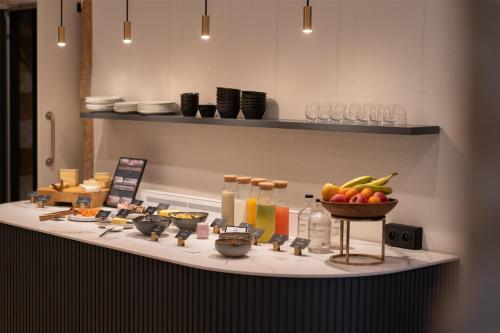 Una mesa con un bol de fruta sobre un mostrador. en Cour des Loges Lyon, A Radisson Collection Hotel, en Lyon