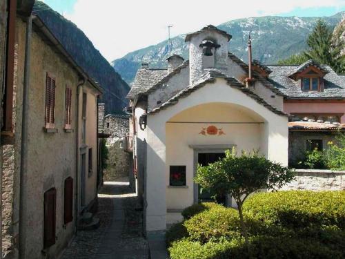 an alley in a village with a building at Casa Anna in Avegno