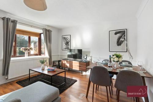 a living room with a table and a dining room at Hitchin - Millstream - 2 Bedroom Coach House in Ickleford